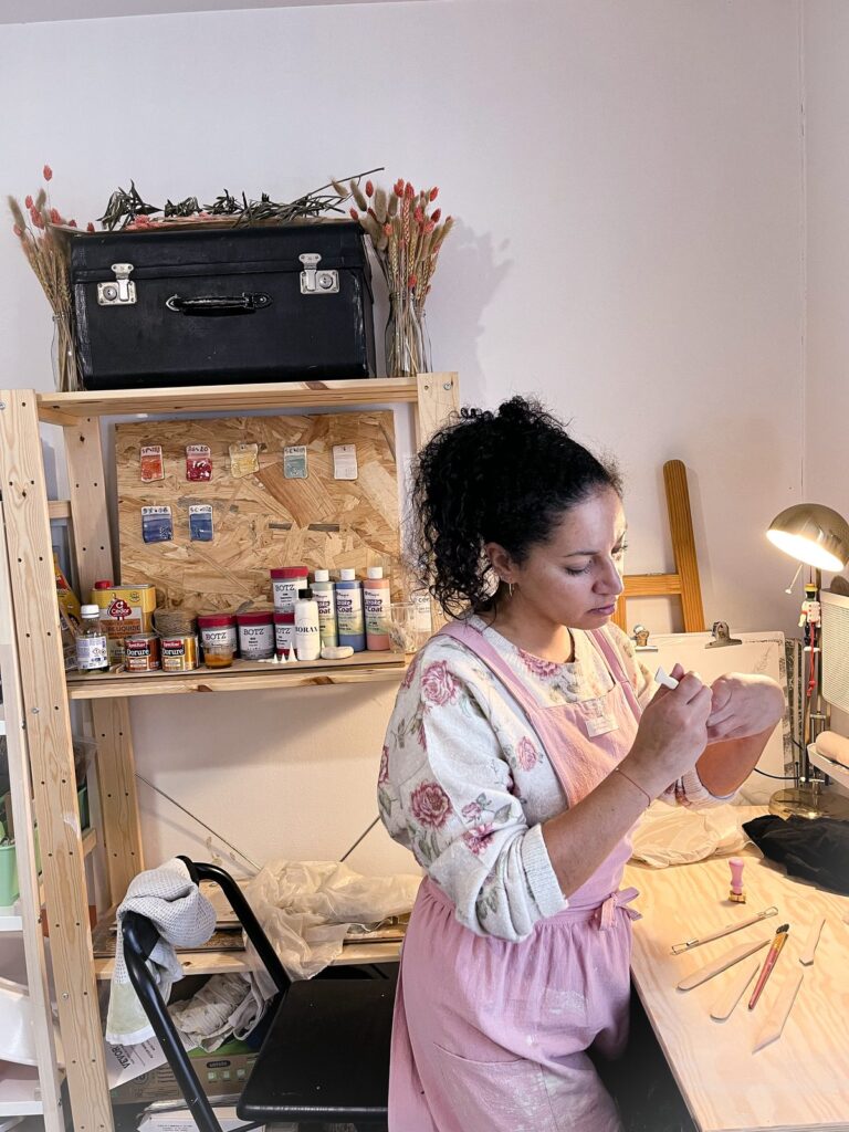 Isabelle à l'établi, dans l'atelier