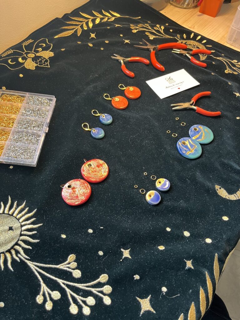 Boucles d'oreilles en céramique en cours de montage sur l'établi