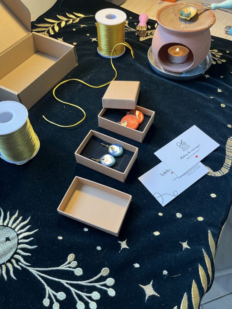 Bijoux rangés dans leurs boîtes, à l'atelier